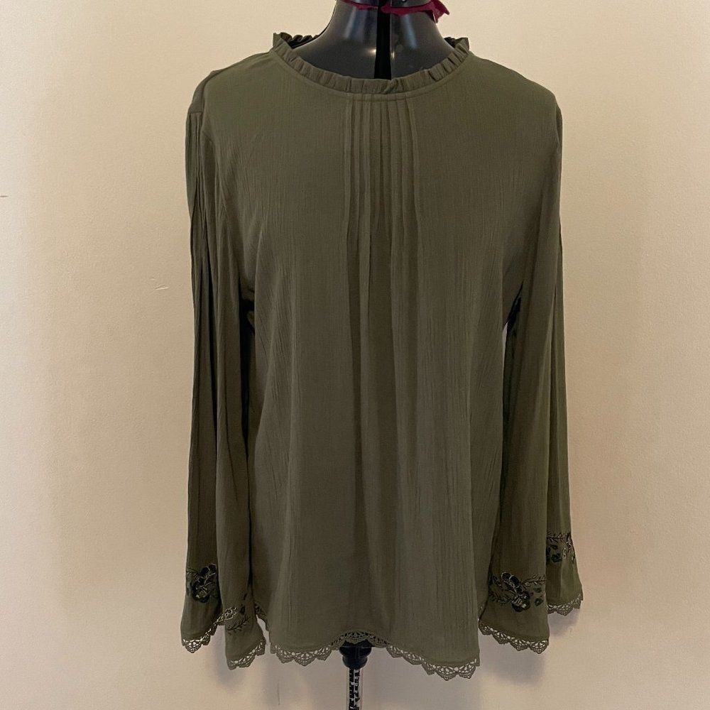 Time and Tru Bell Sleeve Boho Embordered and Lace Cuff Women Top Size M